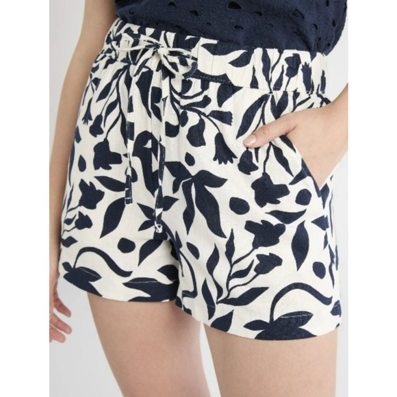 Women's Time and Tru L Cream Navy Floral Linen Blend Pull-On Shorts - Picture 7 of 7